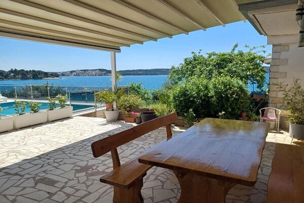Foto van Three- Bedroom Apartment With Sea View (A3) - Vakantiehuis in Trogir - GardenSummer