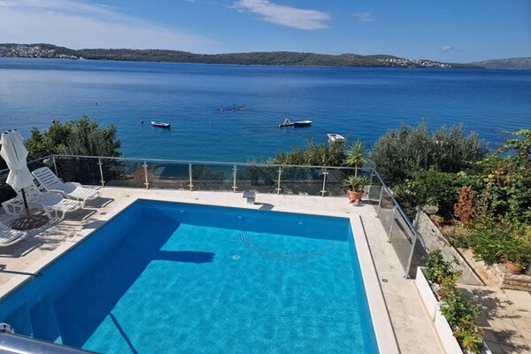 Foto van Three- Bedroom Apartment With Sea View (A3) - Vakantiehuis in Trogir - Pool