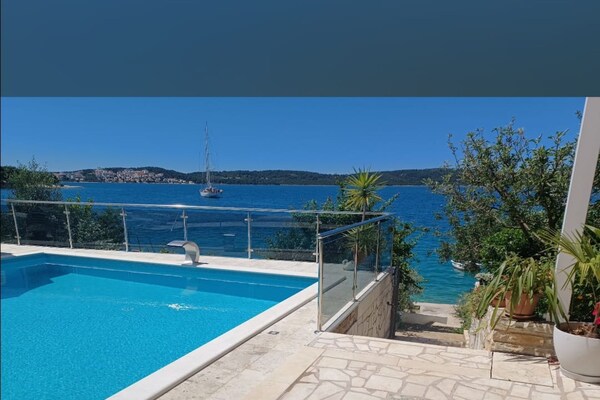 Foto van Three- Bedroom Apartment With Sea View (A3) - Vakantiehuis in Trogir - Pool