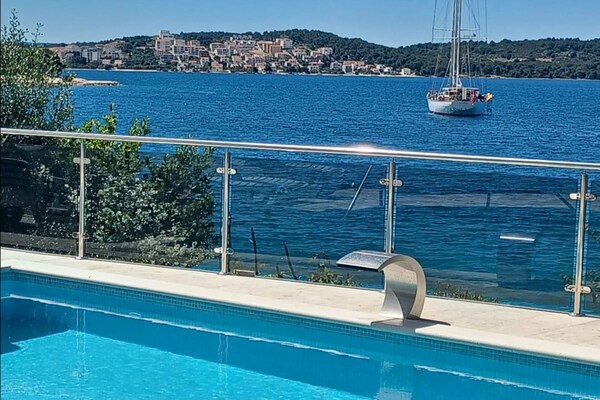 Foto van Three- Bedroom Apartment With Sea View (A3) - Vakantiehuis in Trogir - Pool