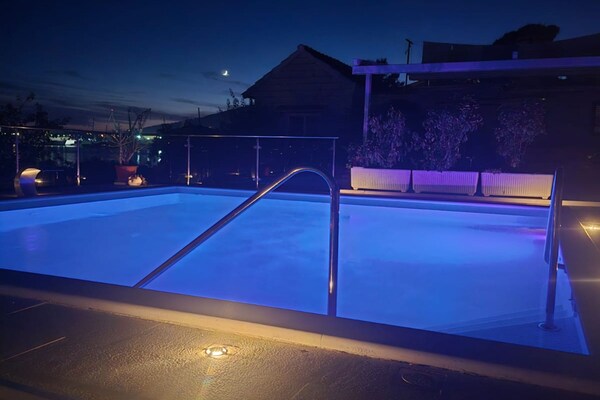 Foto van Three- Bedroom Apartment With Sea View (A3) - Vakantiehuis in Trogir - Pool