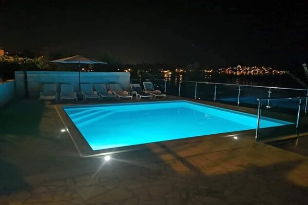Foto van Three- Bedroom Apartment With Sea View (A3) - Vakantiehuis in Trogir - Pool