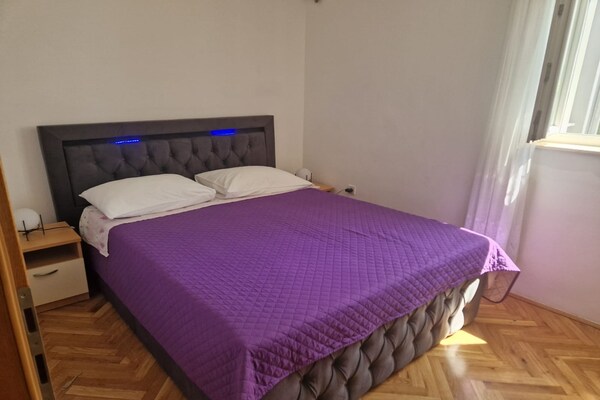 Foto van Three- Bedroom Apartment With Sea View (A3) - Vakantiehuis in Trogir - BedRoom