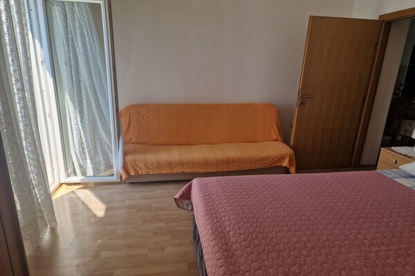 Foto van Three- Bedroom Apartment With Sea View (A3) - Vakantiehuis in Trogir - BedRoom