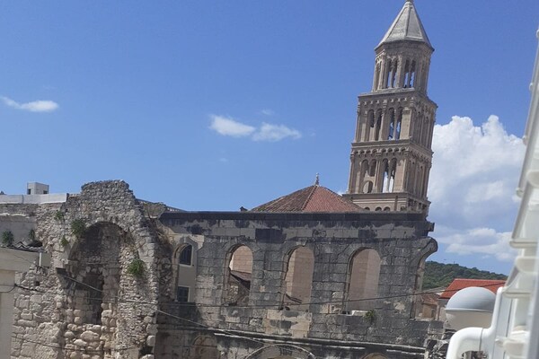 Foto van Silver Gate Rooms-Diocletian's Palace - Six-Bed Room 1 - View