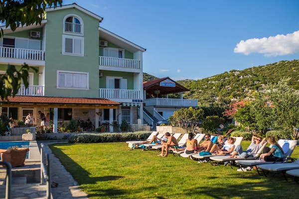 Foto van Six Bedroom Villa With Heated Pool - Vakantiehuis in Peracko Blato - Outdoor