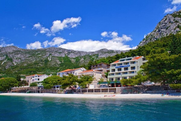 Foto van Premium Double Room With Private Bathroom - Vakantiehuis in Gradac - Outdoor