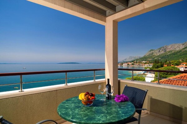 Foto van Premium Double Room With Private Bathroom 3 - Vakantiehuis in Gradac - TerraceBalcony
