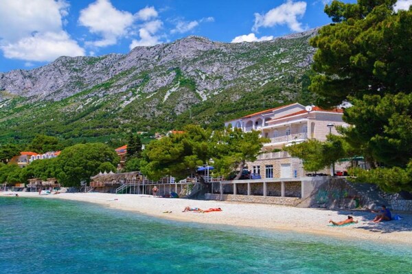 Foto van Premium Double Room With Private Bathroom 3 - Vakantiehuis in Gradac - Outdoor