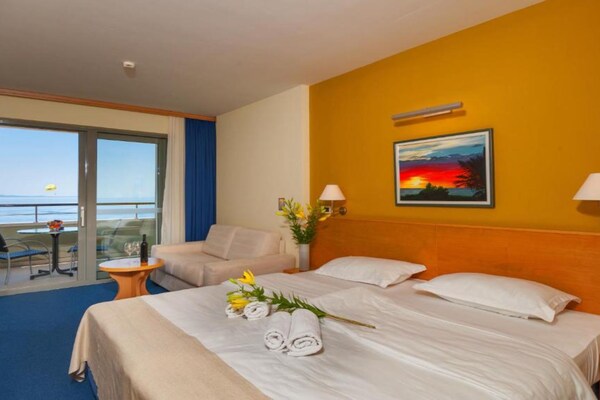 Foto van Premium Double Room With Private Bathroom 3 - Vakantiehuis in Gradac - BedRoom