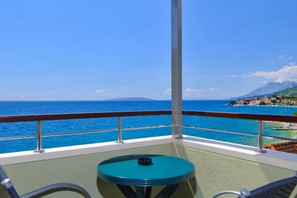 Foto van Premium Double Room With Private Bathroom 3 - Vakantiehuis in Gradac - TerraceBalcony
