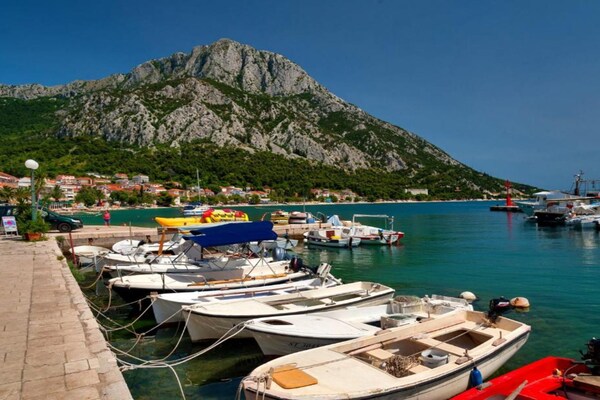 Foto van Premium Double Room With Private Bathroom 4 - Vakantiehuis in Gradac - Outdoor