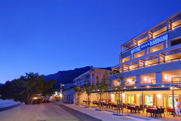 Foto van Premium Double Room With Private Bathroom 4 - Vakantiehuis in Gradac - Outdoor