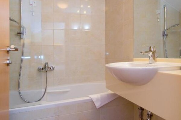 Foto van Premium Double Room With Private Bathroom 4 - Vakantiehuis in Gradac - BathRoom