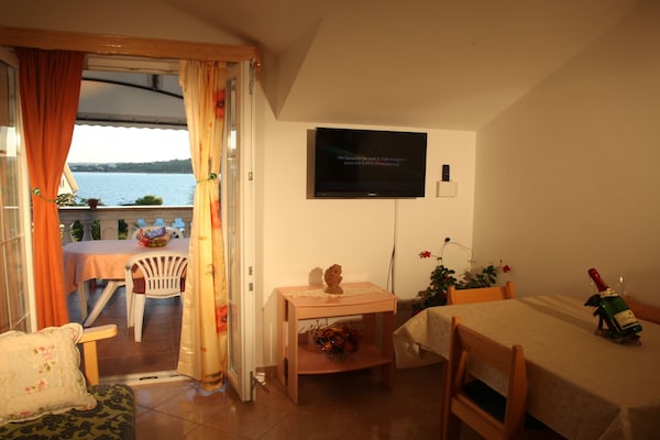 Foto van 2 Bedroom Apartment - Vakantiehuis in Srima - LivingRoom