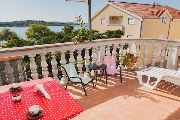 Foto van 1 Bedroom Apartment - Vakantiehuis in Srima - TerraceBalcony