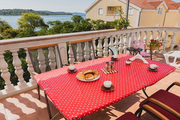 Foto van 1 Bedroom Apartment - Vakantiehuis in Srima - TerraceBalcony