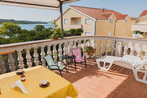 Foto van 1 Bedroom Apartment - Vakantiehuis in Srima - TerraceBalcony