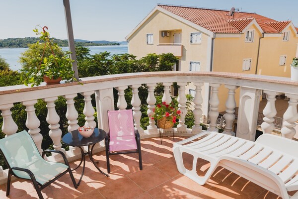 Foto van 1 Bedroom Apartment - Vakantiehuis in Srima - TerraceBalcony