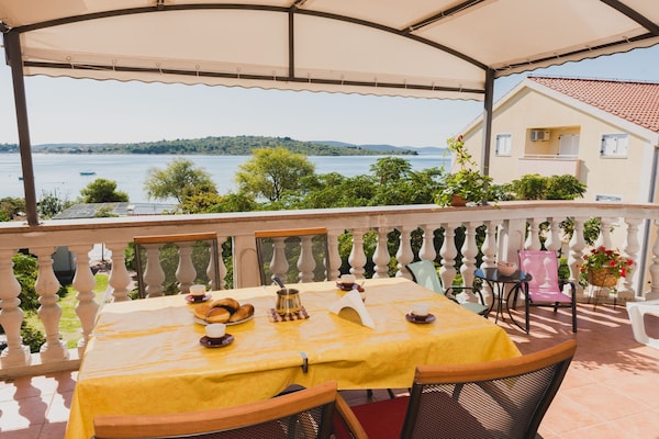Foto van 1 Bedroom Apartment - Vakantiehuis in Srima - TerraceBalcony