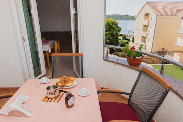 Foto van 1 Bedroom Apartment - Vakantiehuis in Srima - TerraceBalcony
