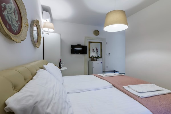 Foto van Pula Garden Apartments with Shared Pool - Double Room - BedRoom
