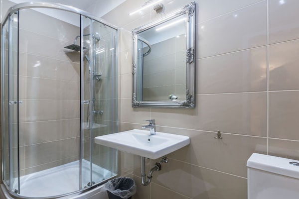 Foto van Pula Garden Apartments with Shared Pool - Double Room - BathRoom