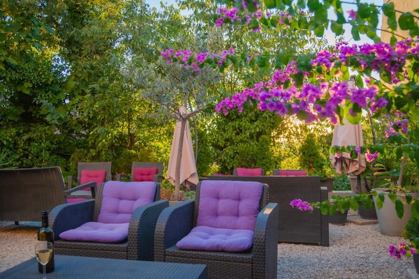 Foto van Pula Garden Apartments with Shared Pool - Double Room - GardenSummer