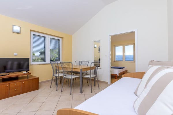 Foto van Premium Two Bedroom Apartment with Sea View and Terrace - LivingRoom