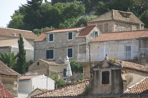 Foto van Traditioneel huis met twee appartementen - Vakantiehuis in Vis - ExteriorSummer