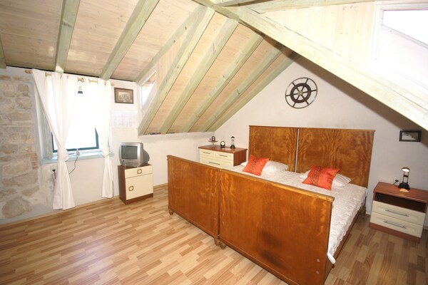 Foto van Traditioneel huis met twee appartementen - Vakantiehuis in Vis - BedRoom