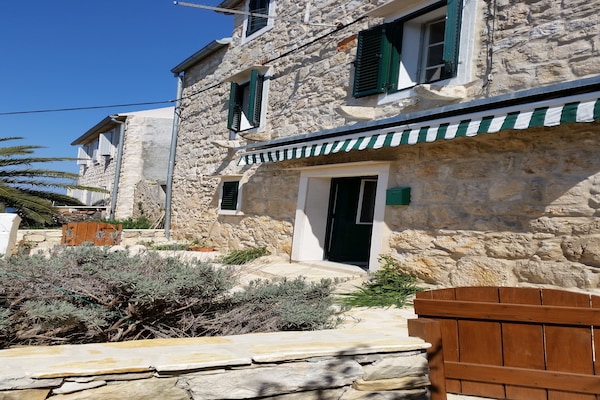 Foto van Traditioneel huis met twee appartementen - Vakantiehuis in Vis - ExteriorSummer