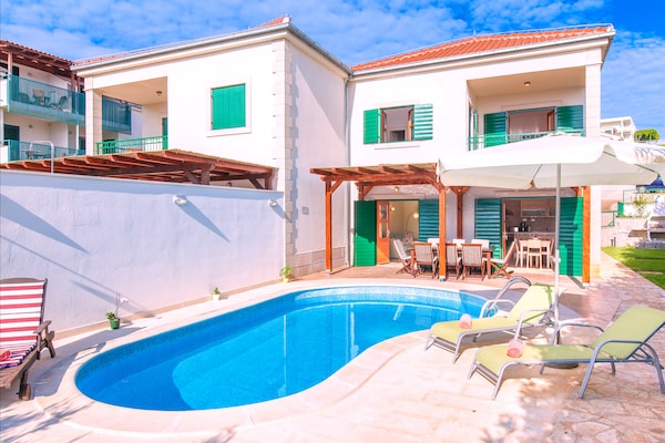 Foto van Sfeervolle villa met ruime kamers en privézwembad op het lavendel eiland Hvar - ExteriorSummer