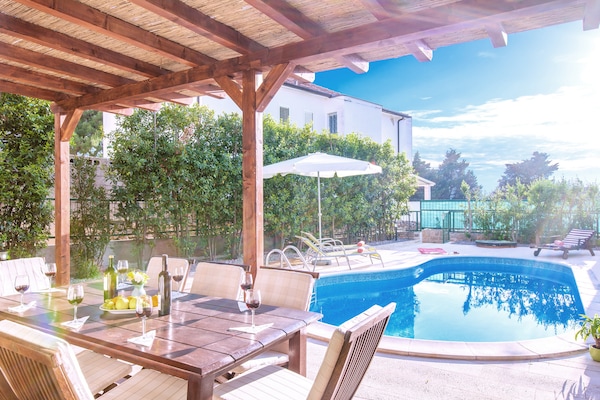 Foto van Sfeervolle villa met ruime kamers en privézwembad op het lavendel eiland Hvar - PoolOfHouse