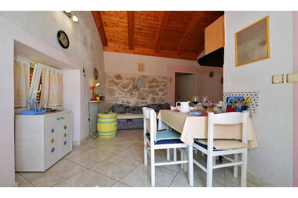 Foto van 1 slaapkamer appartement met zeezicht - Vakantiehuis in Murter - DiningRoom