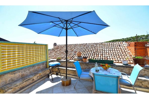 Foto van 1 slaapkamer appartement met zeezicht - Vakantiehuis in Murter - TerraceBalcony