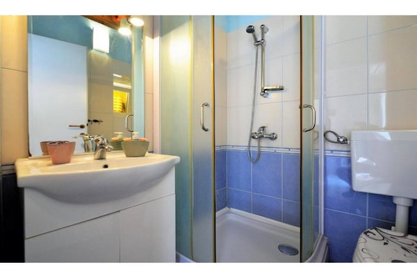 Foto van 1 slaapkamer appartement met zeezicht - Vakantiehuis in Murter - BathRoom