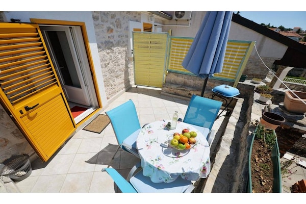 Foto van 1 slaapkamer appartement met zeezicht - Vakantiehuis in Murter - TerraceBalcony