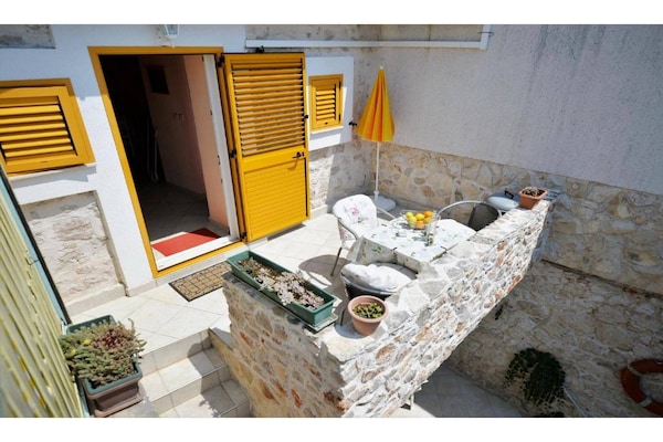 Foto van 1 slaapkamer appartement met zeezicht - Vakantiehuis in Murter - TerraceBalcony