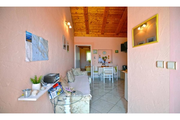 Foto van 1 slaapkamer appartement met zeezicht - Vakantiehuis in Murter - LivingRoom