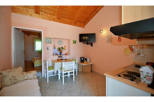 Foto van 1 slaapkamer appartement met zeezicht - Vakantiehuis in Murter - DiningRoom
