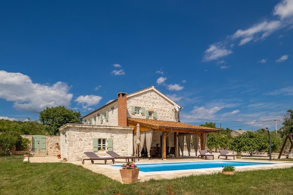 Foto van Villa in Posedarje met privézwembad - Vakantiehuis in Posedarje - ExteriorSummer