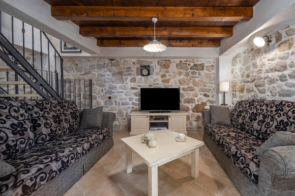 Foto van Villa in Posedarje met privézwembad - Vakantiehuis in Posedarje - LivingRoom