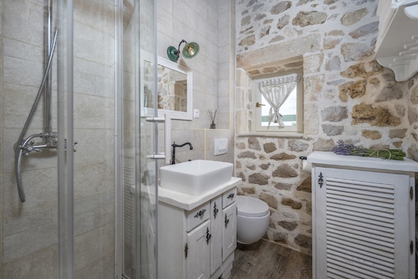 Foto van Villa in Posedarje met privézwembad - Vakantiehuis in Posedarje - BathRoom