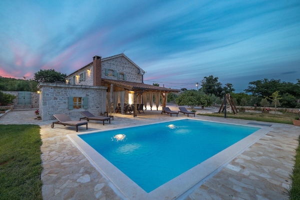 Foto van Villa in Posedarje met privézwembad - Vakantiehuis in Posedarje - ExteriorSummer