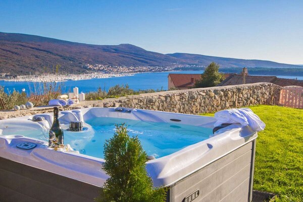 Foto van Villa in Kornić met zwembad - Vakantiehuis in Kornić - Untagged