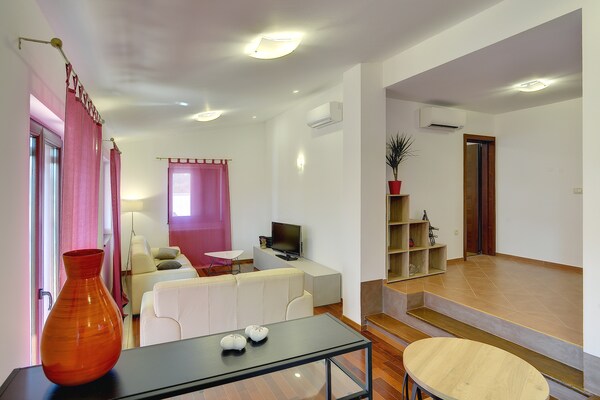 Foto van Villa in Pula met zeestrand - Vakantiehuis in Pula - LivingRoom