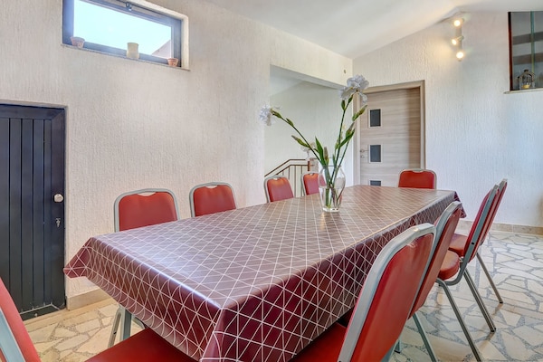 Foto van Relaxing Studio with Lovely Terrace - Kajfes A2 - Vakantiehuis in Valbandon - DiningRoom