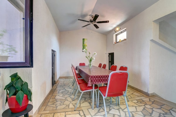 Foto van Relaxing Studio with Lovely Terrace - Kajfes A2 - Vakantiehuis in Valbandon - DiningRoom