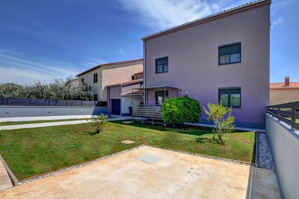Foto van Relaxing Studio with Lovely Terrace - Kajfes A2 - Vakantiehuis in Valbandon - Outdoor